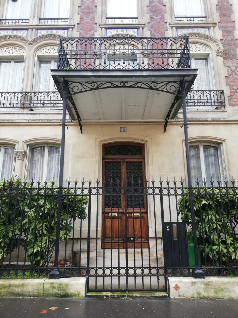 Découvrir les belles portes et façades du 17è arrondissement : quartier résidentiel et familial. 