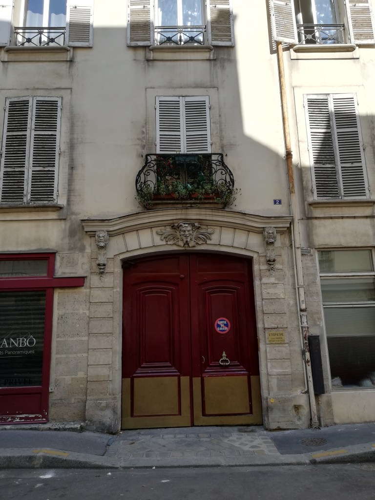 A la découverte des plus belles portes et façades du 4è arrondissement de Paris. 