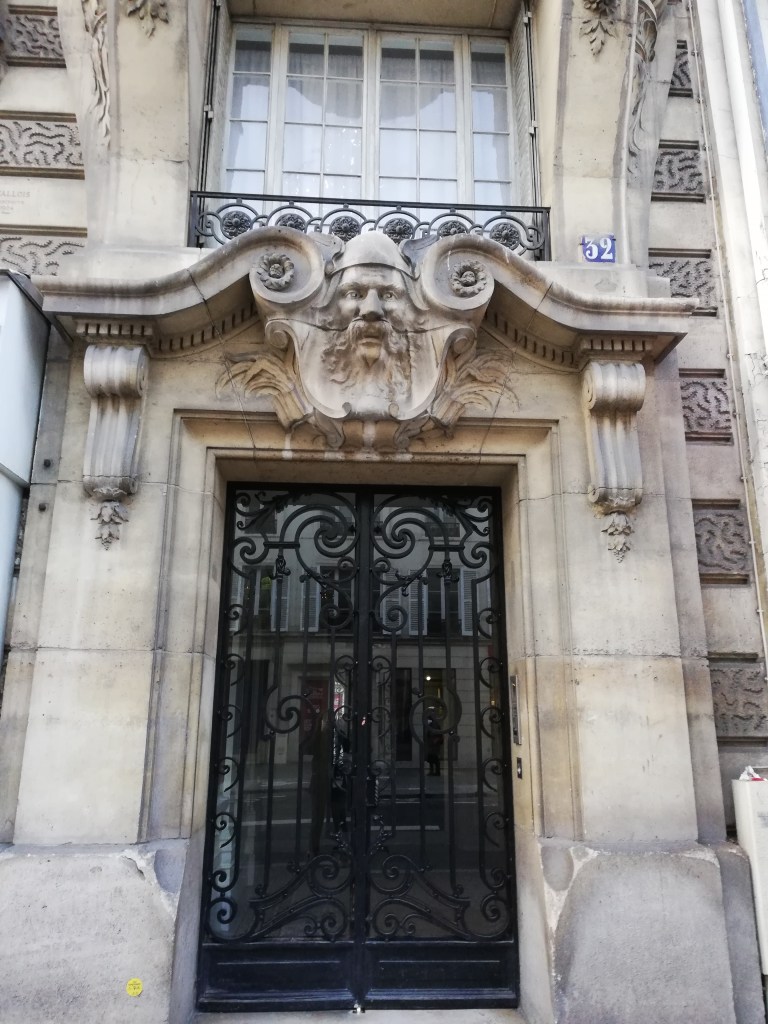 Visiter le 15è arrondissement et découvrir les portes et les façades.