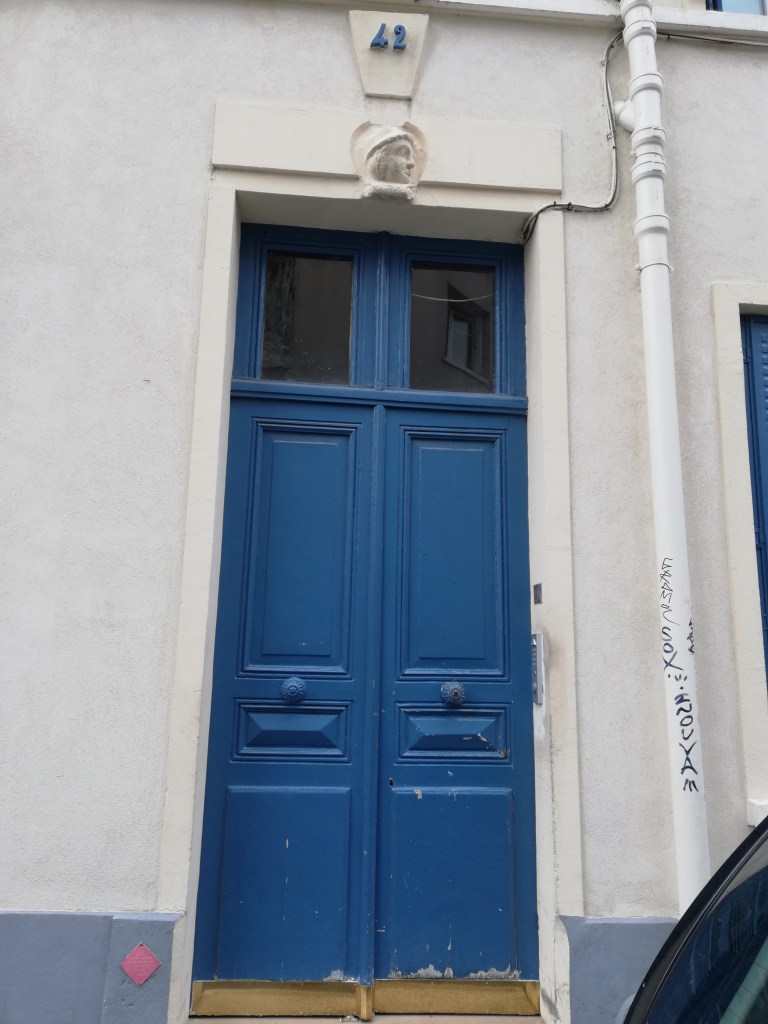 Découvrez le 12è arrondissement : très beau quartier avec beaucoup de portes et de façades remarquables.